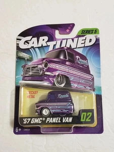 NEU 2025 Cartuned Serie 5 '57 GMC Kastenwagen #02 lila MGA Auto getunt - Bild 1 von 2