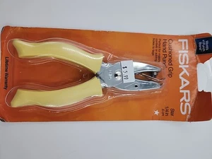 23537097J FISKARS CUSHIONED GRIP HAND PUNCH 1/4" STAR 03-005775 - Picture 1 of 3