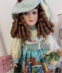 Muñeca de porcelana de 23" con vestido de jardín ~ flores ~ rizos de eslabones de salchicha ¡HERMOSA! Nuevo - Imagen 1 de 6