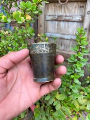 Antigua taza de vidrio en miniatura hecha a mano del período mogol de 1800 Foto 1 de 4