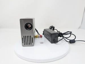 Mini proyector de bolsillo AAXA M1 Ultimate X con cables y control remoto - imagen parcialmente descolorida - Imagen 1 de 9