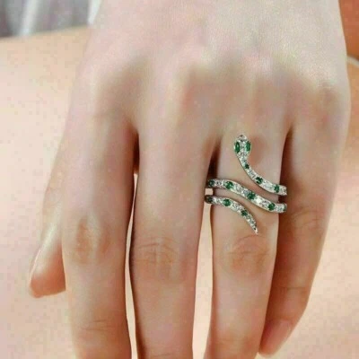 Anillo de compromiso simulado de serpiente de diamante y esmeralda verde de 2 quilates enchapado en oro blanco de 14 quilates Foto 1 de 4