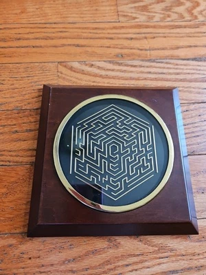 Cubo laberinto plano Mid Century de madera maciza negro y latón Foto 1 de 4