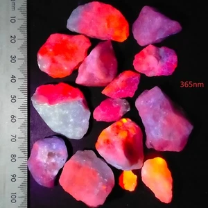 Fluorescent Sodalite Hackmanite loose rough crystal chips bulk bundle lot 505ct - Picture 1 of 7