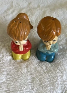 Vintage Pair Of Kneeling Praying Children Salt & Pepper Shakers Japan - Picture 1 of 5
