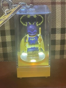 LEGO Lighted Minifigure Key FOB con BatGirl Minifigure - Dal film di Batman htf! - Foto 1 di 10