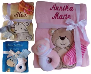 Babydecke mit Namen bestickt + Zugabe Babysocken Babyrassel Greifling Baby Taufe - Bild 1 von 47