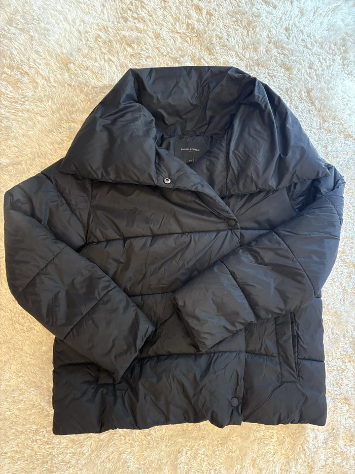 Banana Republic черный пуховик портрет шеи женский размер XS - Изображение 1 из 4