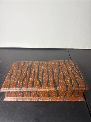 Caja de almacenamiento tallada vintage hecha a mano de madera marrón con estampado de animales de tigre 10" Foto 1 de 4
