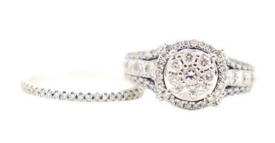 Juego de anillos de boda de oro blanco de 10 quilates con halo de diamantes redondos de 1,28 quilates para mujer  Foto 1 de 4