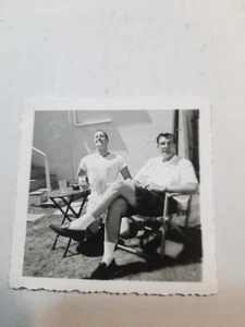 Vintage 1950er schwarzweiß Schnappschuss Foto 2 1/4" x 2 1/4" lustige Jungs Shorts PB68 - Bild 1 von 1