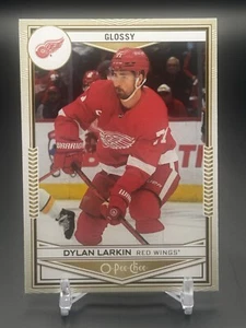 2024-25 Upper Deck Serie 1 - O-Pee-Chee Oro Lucido #OG-20 Dylan Larkin - Foto 1 di 2