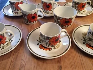 J & G Meakin Studio Poppy 6 Cups / Saucers 1 Suger Bowl 1 Milk Jug 1970's Retro - Picture 1 of 7