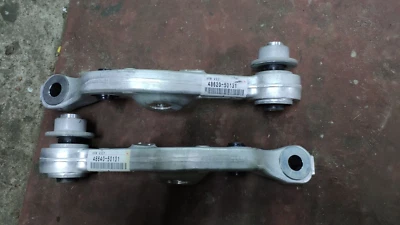 Brazo inferior de suspensión delantera derecho y derecho Toyota Lexus LS460 LS460L USF40 USF41 genuino Foto 1 de 2