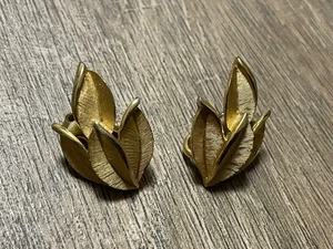 Vintage Crown Trifari Clip Earrings Gold Tone Filigree Ornate Leaf Signed 1” - Picture 1 of 7