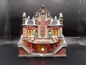 Teatro de fibra óptica Holiday Memories 9" Christmas Village - Imagen 1 de 6