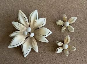 Bigiotteria vintage: spilla floreale dipinta smaltata petali avorio con orecchini a clip - Foto 1 di 2