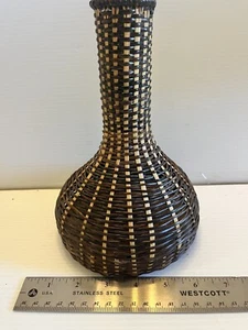Vintage Korb Vase zweifarbig Korbgeflecht Rattan geflochtener Griff 9" hoch - Bild 1 von 7
