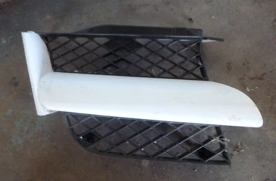 Grelha direita Mitsubishi Outlander ZE ZF 12/02-10/06 - Imagem 1 de 3