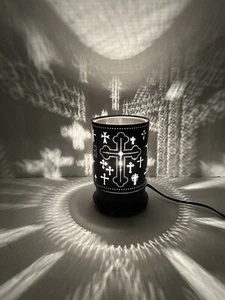Hermosa lámpara de mesa “cruces surtidas” con pantalla de metal ~ eléctrica ~ ¡probada y funciona! - Imagen 1 de 19