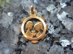 belle medaille ronde des amoureux de peynet en plaqué or. - Picture 1 of 1