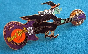GUITARRA YAKARTA HALLOWEEN VERDE BRUJA MALVADA PÚRPURA ESCOBA PALO Hard Rock Café PIN - Imagen 1 de 1