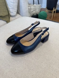 Journee Sammie décolleté da donna con tacco a blocco e punta a cappuccio, blu navy/nero, taglia 6,5 - Foto 1 di 8