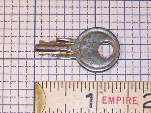 Vintage Stamped Steel Key Trunk Padlock Antique Lock Box Desk Cabinet Key Blank - Bild 1 von 3