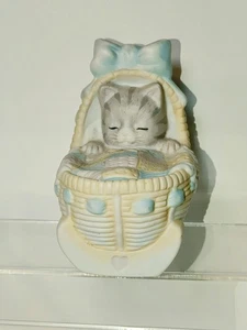 Vintage Kätzchen Katze Gurke in Wiege Figur Biskuit Schmid & Shackman selten 1989 - Bild 1 von 7