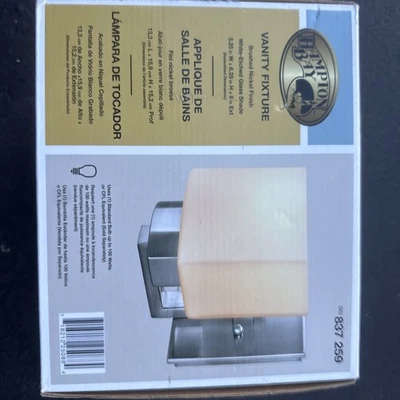 NUEVO HAMPTON BAY Aplique de Níquel Cepillado 1 Luz Pantalla de Vidrio Esmerilado 25088 837 259 Foto 1 de 2