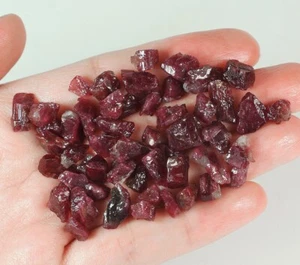 Muestra áspera faceta rodolita granate rojo sangre natural 101 quilates YHE2961 - Imagen 1 de 3