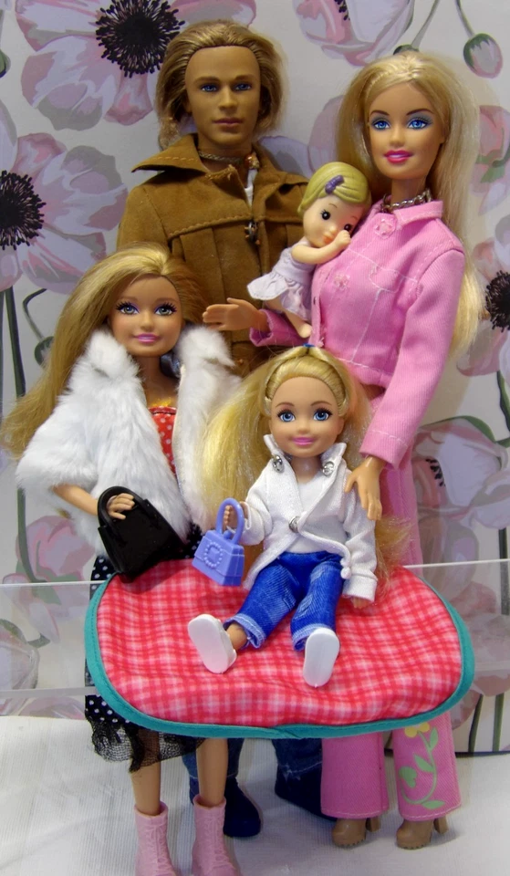 Lote de muñecas Barbie (#80)• ¡Familia de 5!• ¡Vestidas y listas para jugar! Foto 1 de 4