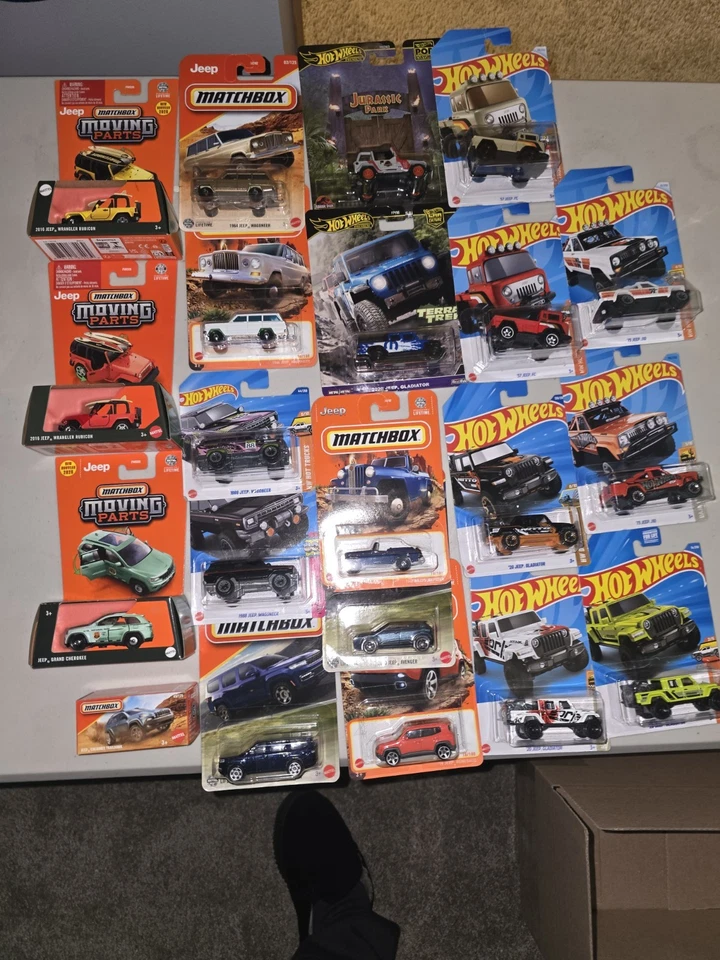 LOTE de 23 Jeep Hot Wheels.  Línea principal 19.  2 Premium. 3 piezas móviles.  Foto 1 de 4