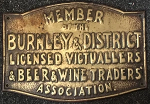 BURNLEY & DISTRICT LICENCED VICTUALLERS & BEER & WINE TRADERS ASSOCIATION PLAQUE - Picture 1 of 3