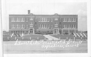 Cartolina IA: RPPC Silver Lake scuola consolidata, Ayrshire, Iowa pubblicata 1932 - Foto 1 di 3