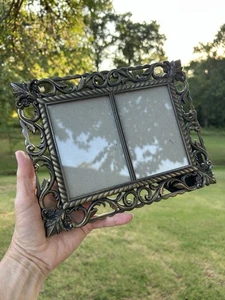 Marco de fotos doble ornamentado de colección latón Art Nouveau pergamino flor de lis - Imagen 1 de 9