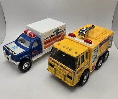 Camiones de juguete REMCO de colección ~ Ambulancia 1988 EMT y vehículos de rescate aeroportuario 1991 ⛑️ Foto 1 de 4