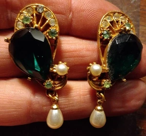 Vtg Clip-on Emerald Green Lg Gemmed Goldtone Pearl Dangle Earring Teardrop 1.75" - Picture 1 of 13