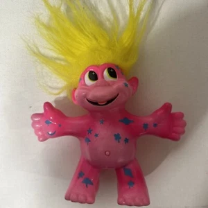 Bambola Troll Vintage 4,5" Trendmasters Land of the Trolls Rosa Capelli Gialli Parlanti - Foto 1 di 4