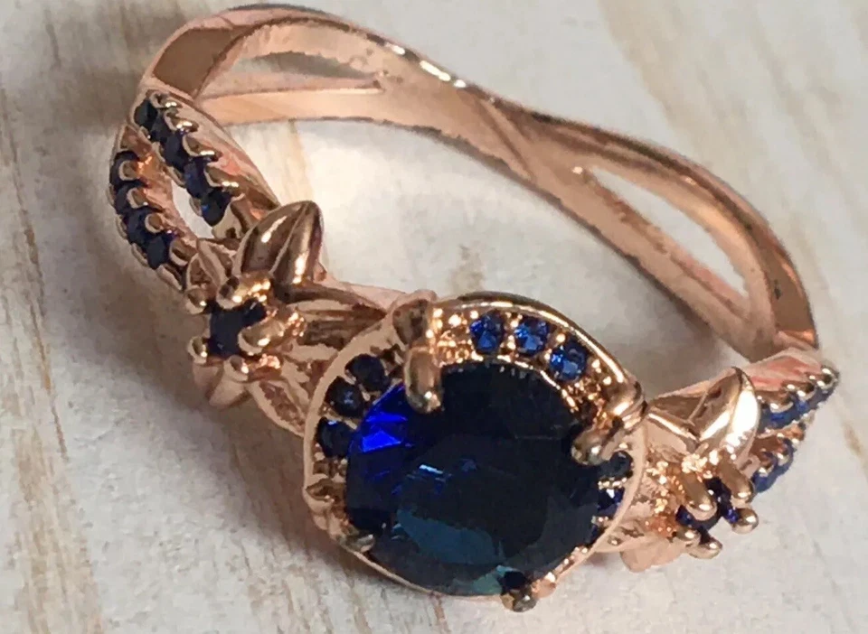 Кольцо с синим сапфиром с имитацией ореола Infinity размер 8,25 покрытие из розового золота 14 карат - Изображение 1 из 4