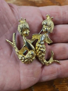 Vintage Hobe signierte 60er Jahre goldfarbene Meerjungfrau Brosche Anstecknadel mit gekröntem Fischschwanz Fi - Bild 1 von 3