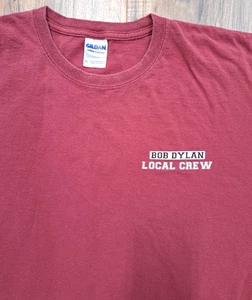 Maglia Bob Dylan 2010 Tour Local Crew XL rosso mattone autentica Charlotte NC Show - Foto 1 di 3