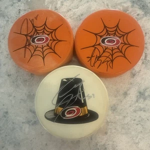 3 discos autografiados de Halloween y Acción de Gracias de Carolina Hurricanes con 2 certificados de autenticidad’s - Imagen 1 de 6