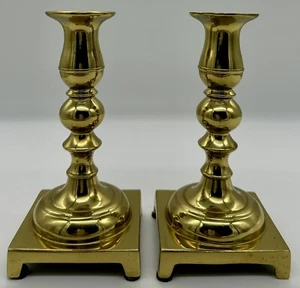 RARO CANDELABRO Bicentenario OTTONE MASSICCIO 1776-1976 6,5” Virginia Metal Crafters - Foto 1 di 10
