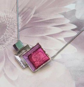 Plaqué Argent Abstrait Géométrique Carrés Rose, Bleu Violet Collier Mères Jour - Bild 1 von 3