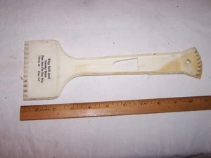 Raspador de hielo de plástico vintage RILEY GRILL y VARIETY STORE RILEY INDIANA Hiway 46 - Imagen 1 de 5