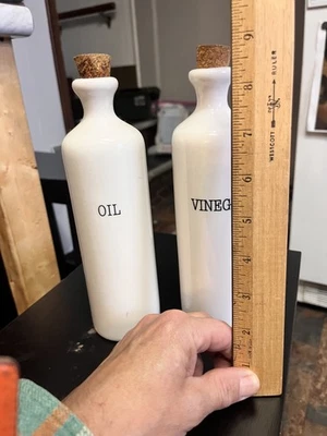Botellas de cerámica con corcho de aceite y vinagre blanco negro Prep Collection Foto 1 de 4