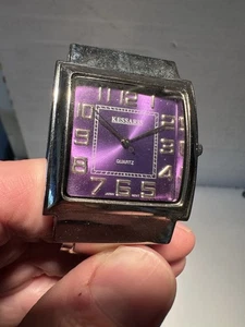 Wunderschöne Accutime Kessaris 11364-0 Scharnier Manschette Armband Uhr lila Zifferblatt - Bild 1 von 6