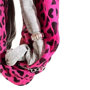 Sciarpa infinita BETSEY JOHNSON…..Animale rosa stampato con dettaglio catena. Nuovo - Foto 1 di 6