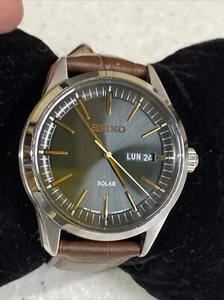 SEIKO Solar 40mm Green Dial Brown Leather Day Date Wristwatch V158-0BE0 - Picture 1 of 10